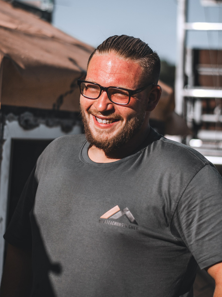Jason Müller, Dachdeckermeister bei Neu Bedachungen GmbH, bei der Arbeit auf der Baustelle