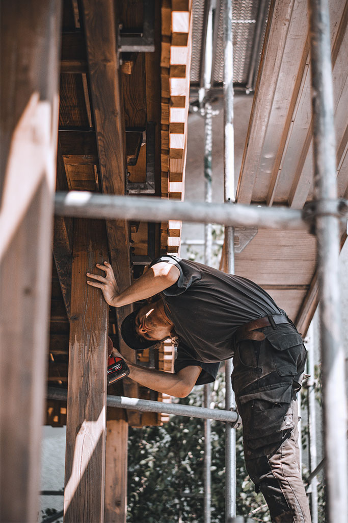 Joshua Wachs, Dachdecker-Auszubildender im dritten Lehrjahr bei der Neu Bedachungen GmbH, bei Arbeiten an einer Holzkonstruktion